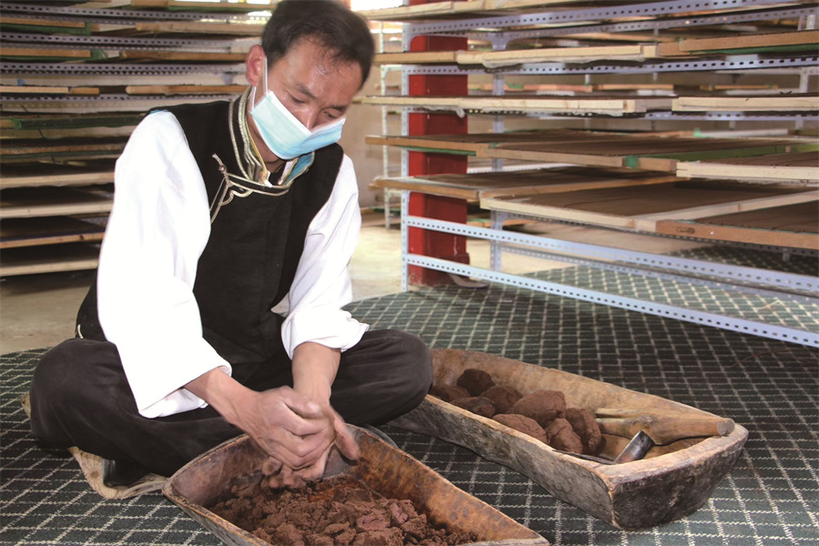 西藏藏雄朗薩傳統(tǒng)手工藝農(nóng)民專業(yè)合作社負責(zé)人朗加在制作藏香??.jpg