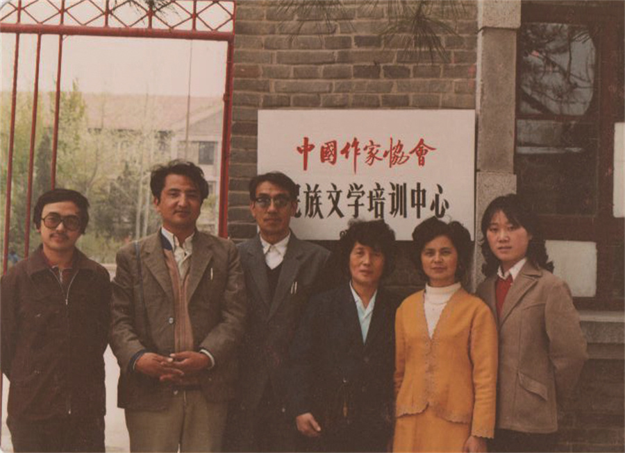 在民族文學(xué)雜志社任職期間，吉米平階（左一）和同事合影??.jpg
